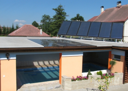 Solární systém TWI pro ohřev vody a bazénu v Rýmařově. 