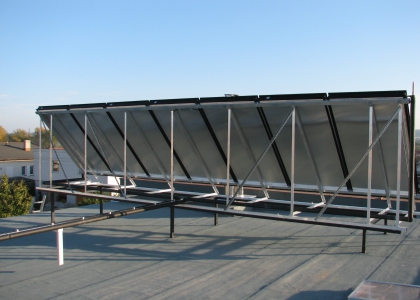 Detail - zadní pohled na instalaci solárních kolektorů TWI Sun Wing T4 na ploché střeše.