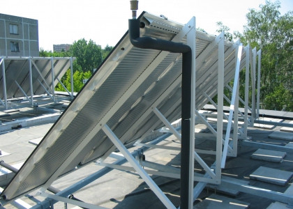 Detail - boční pohled na instalaci solárních kolektorů TWI Sun Wing T4 na ploché střeše.