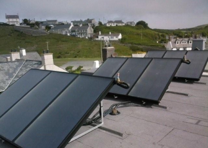 Solární kolektory TWI Sun Wing T3 na ploché střeše ve vertikálním provedení.