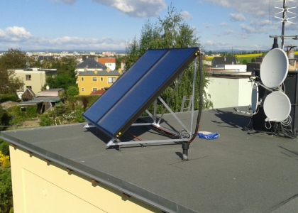 Solární systém TWI pro ohřev TUV. Instalace na plohé střeše.