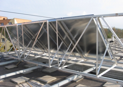 Solární kolektory TWI SunWing T4 .Ukázka konstrukce na střeše bytového domu